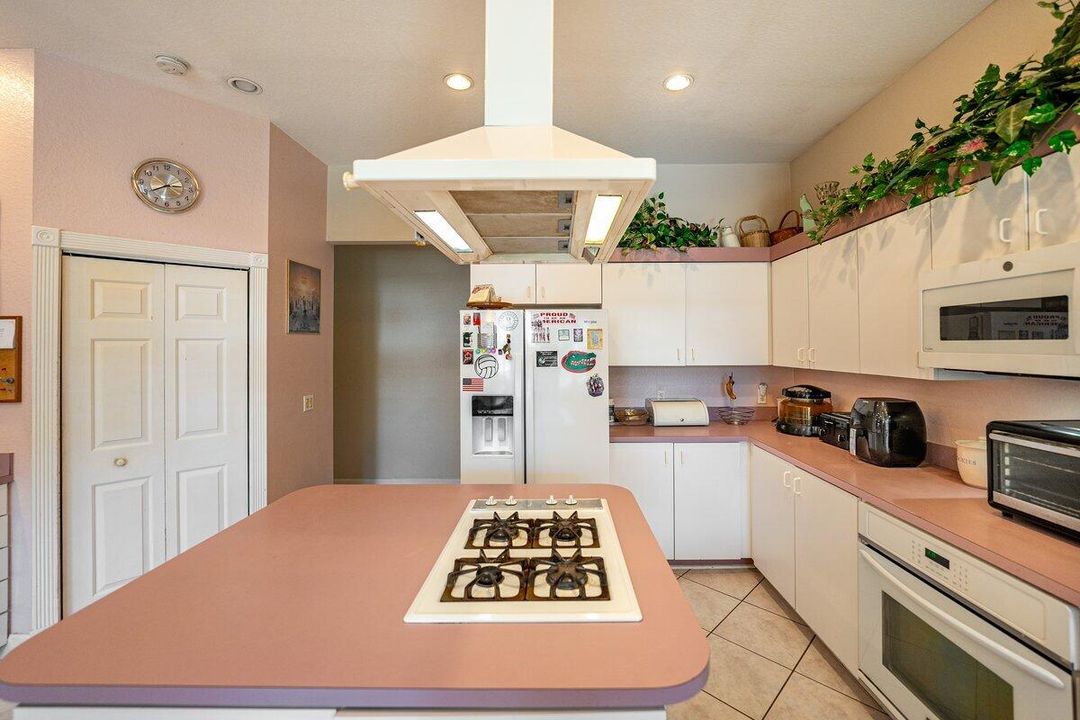 For Sale: $689,000 (5 beds, 4 baths, 4218 Square Feet)