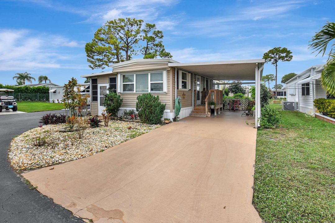 For Sale: $104,900 (2 beds, 2 baths, 825 Square Feet)