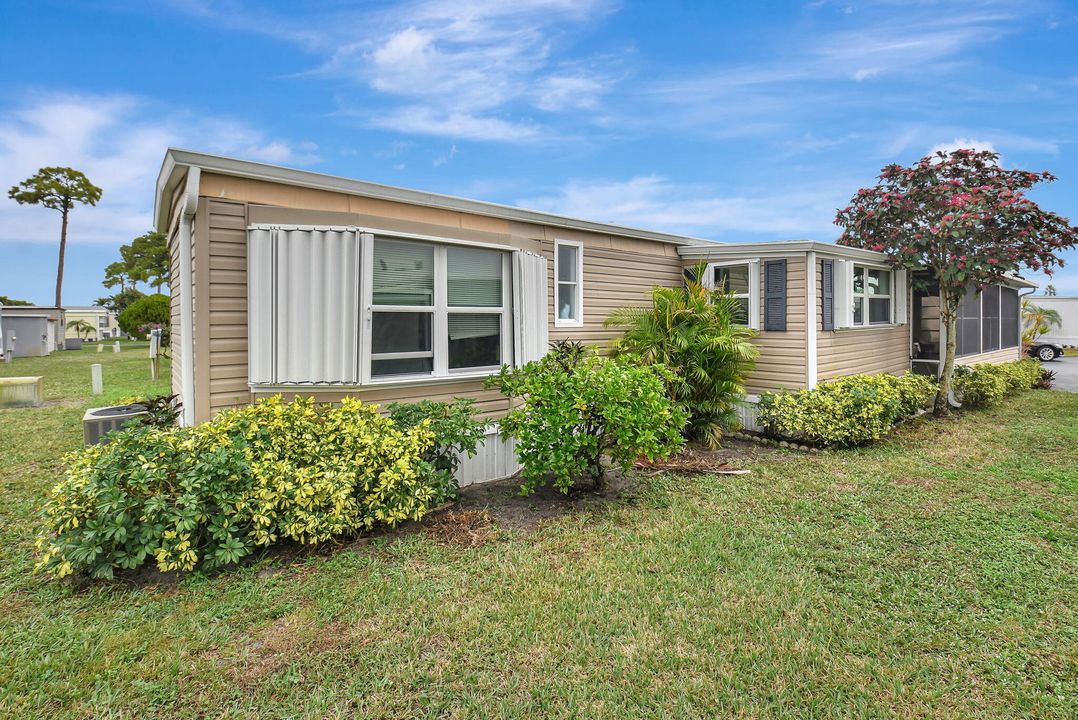 For Sale: $104,900 (2 beds, 2 baths, 825 Square Feet)