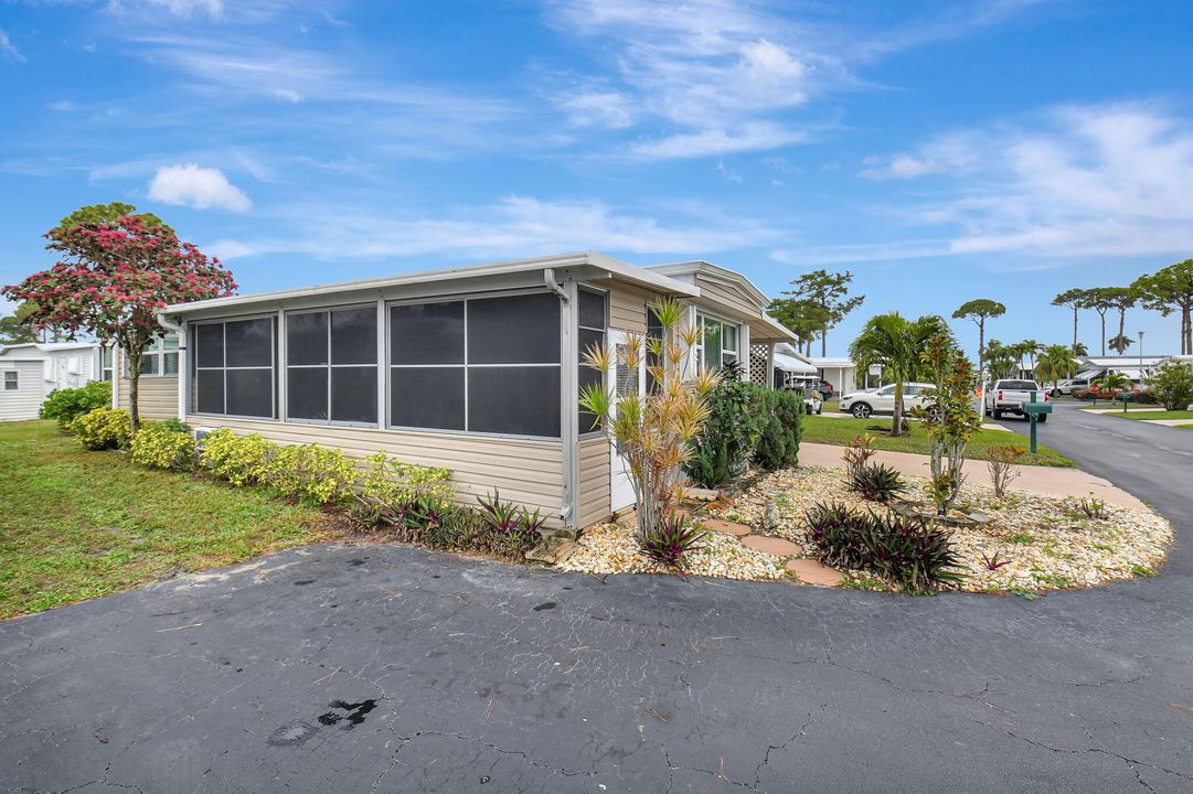 For Sale: $104,900 (2 beds, 2 baths, 825 Square Feet)