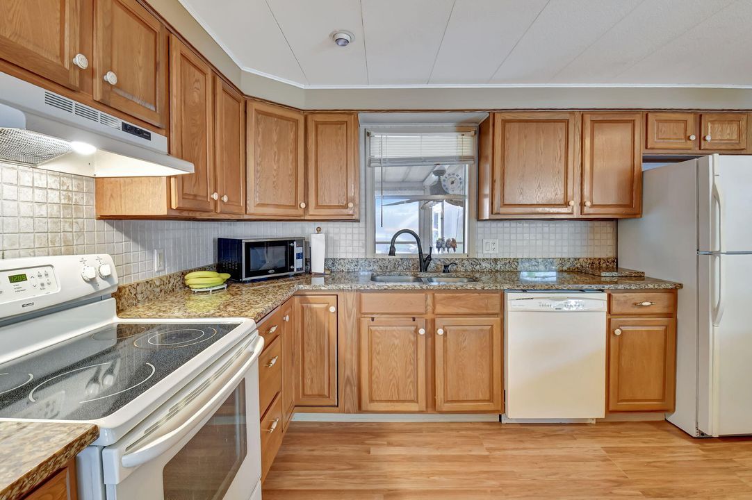 For Sale: $104,900 (2 beds, 2 baths, 825 Square Feet)