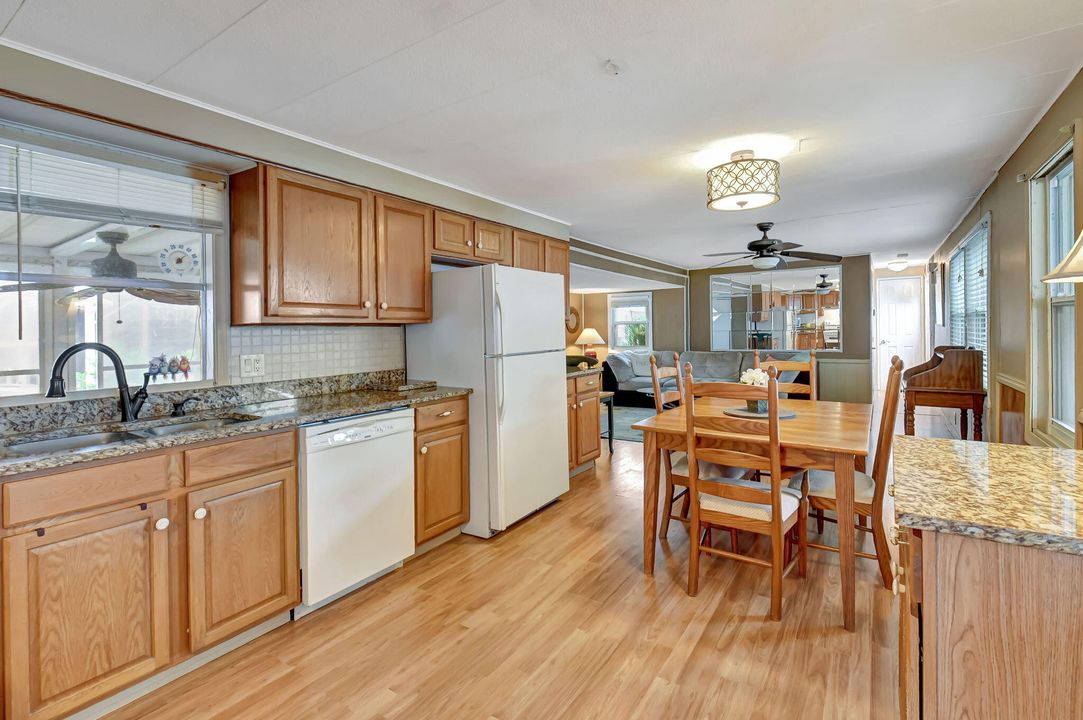 For Sale: $104,900 (2 beds, 2 baths, 825 Square Feet)