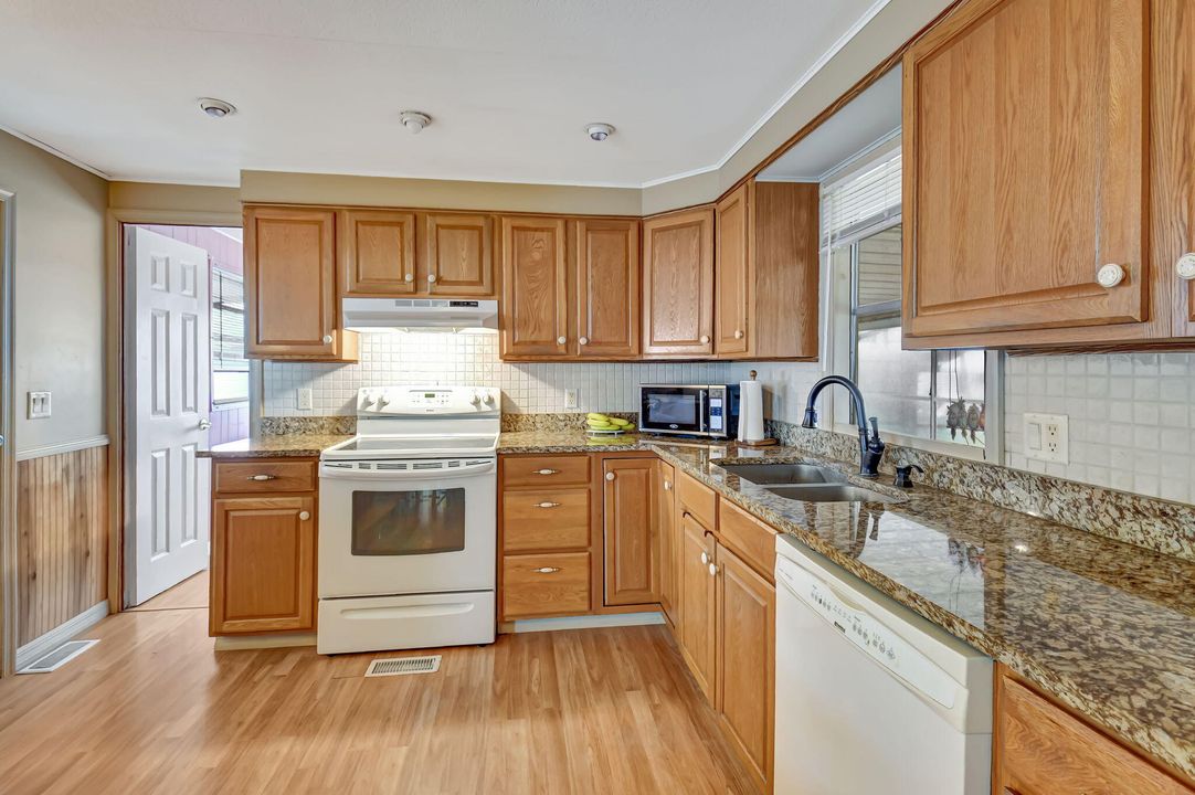 For Sale: $104,900 (2 beds, 2 baths, 825 Square Feet)