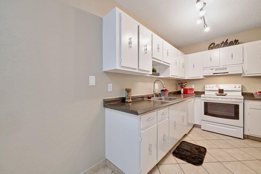 For Rent: $1,900 (2 beds, 2 baths, 1167 Square Feet)