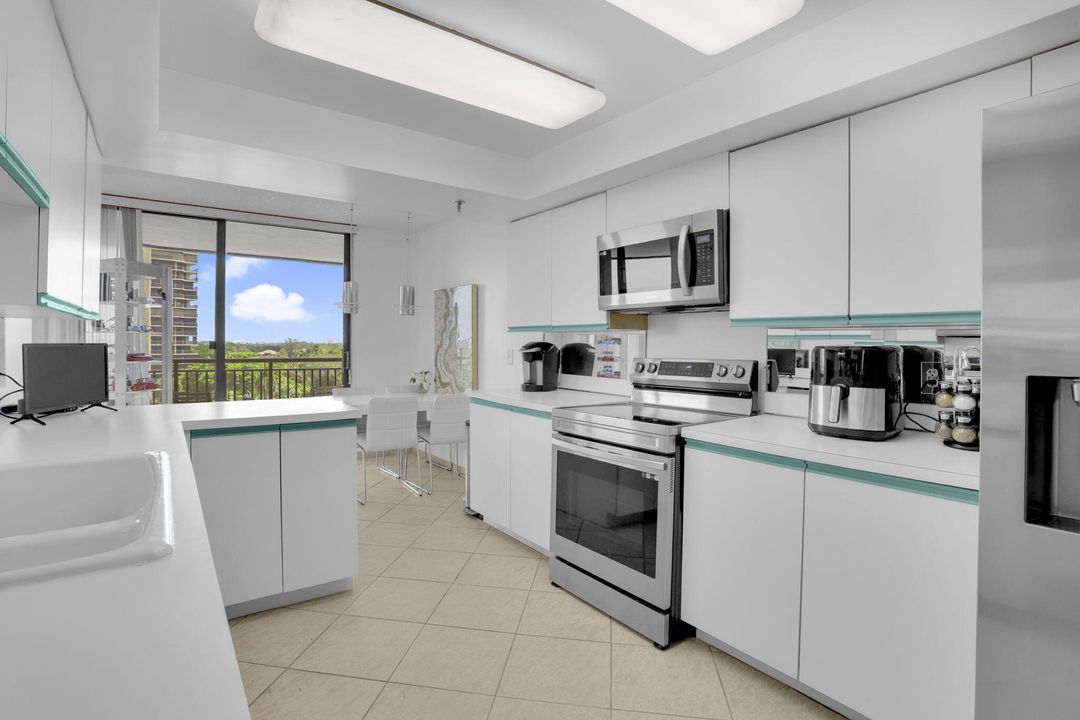 For Sale: $575,000 (2 beds, 2 baths, 2209 Square Feet)