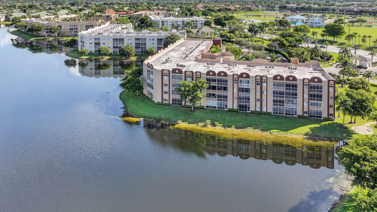 合同活跃: $299,000 (2 贝兹, 2 浴室, 1986 平方英尺)