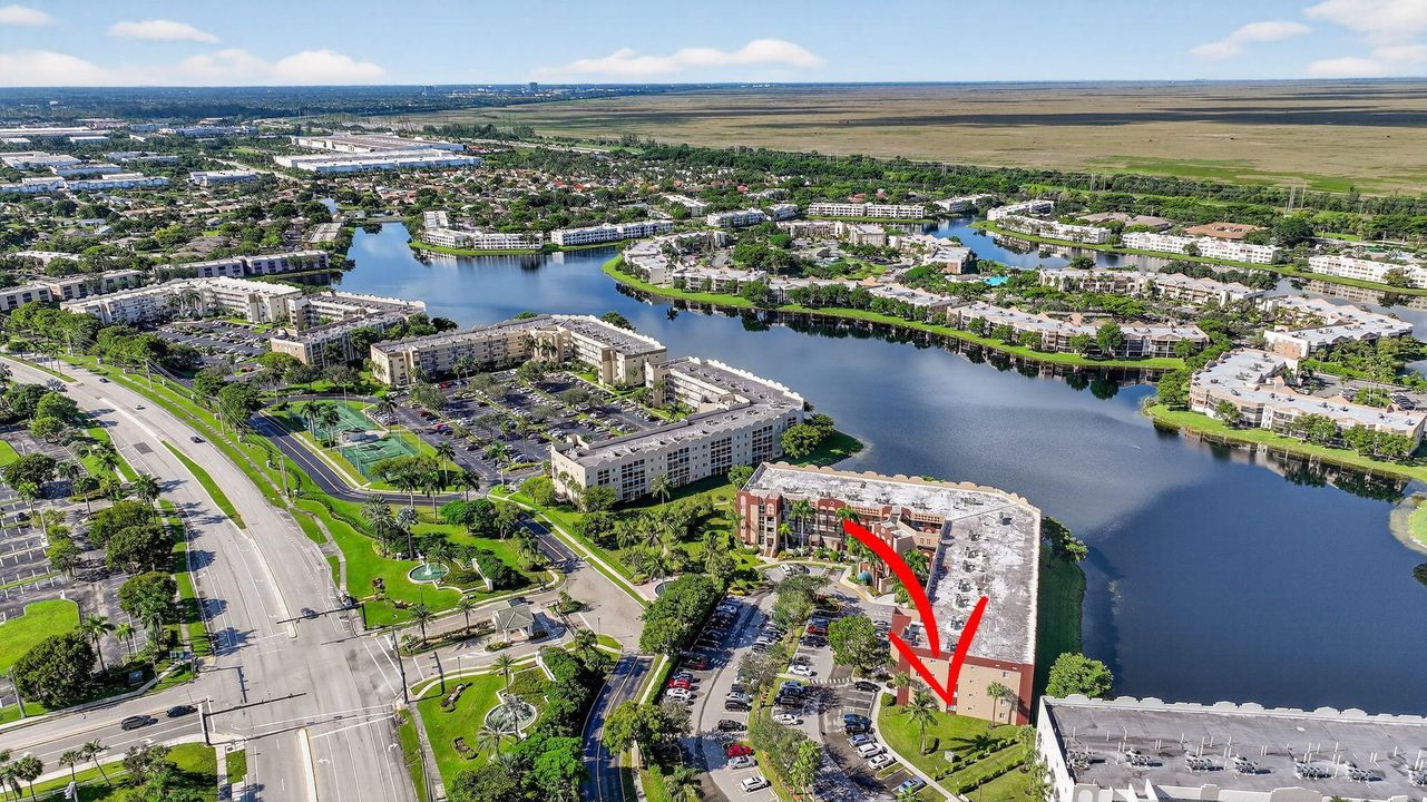 合同活跃: $299,000 (2 贝兹, 2 浴室, 1986 平方英尺)