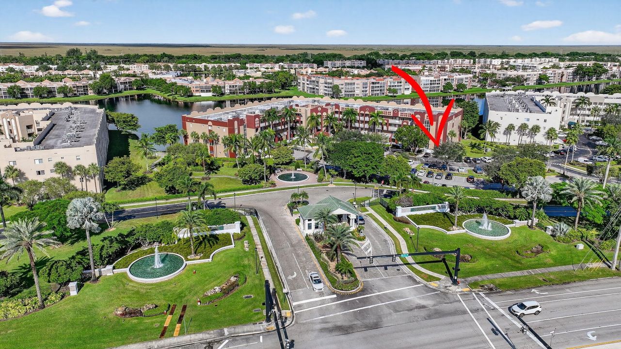 合同活跃: $299,000 (2 贝兹, 2 浴室, 1986 平方英尺)