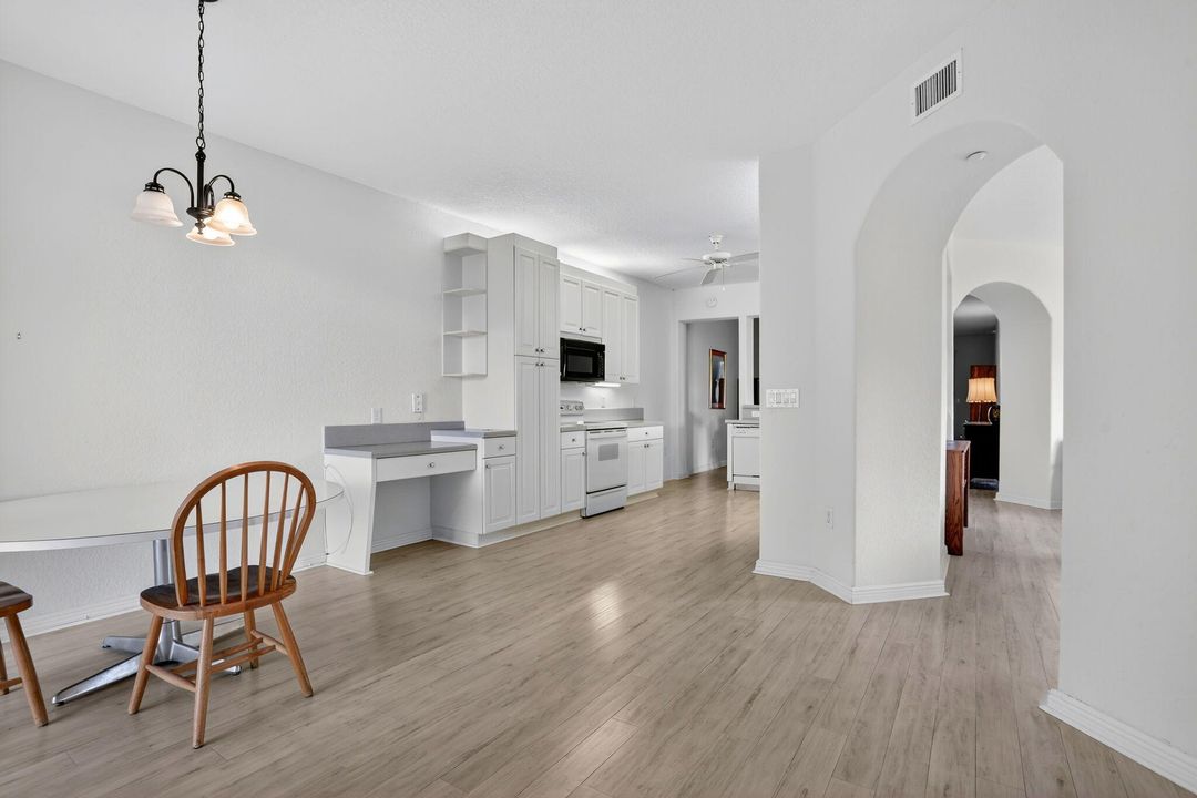 合同活跃: $299,000 (2 贝兹, 2 浴室, 1986 平方英尺)