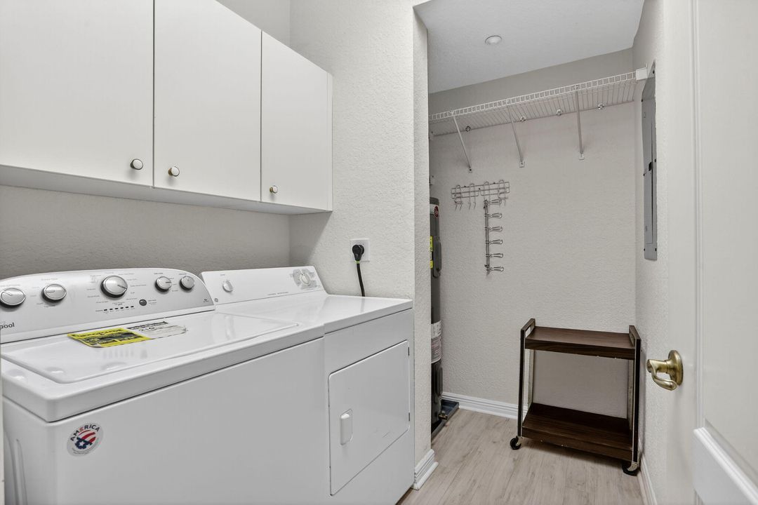 合同活跃: $299,000 (2 贝兹, 2 浴室, 1986 平方英尺)