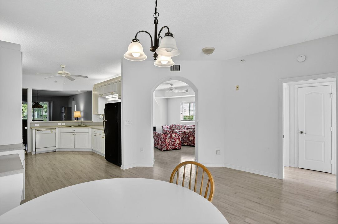 合同活跃: $299,000 (2 贝兹, 2 浴室, 1986 平方英尺)