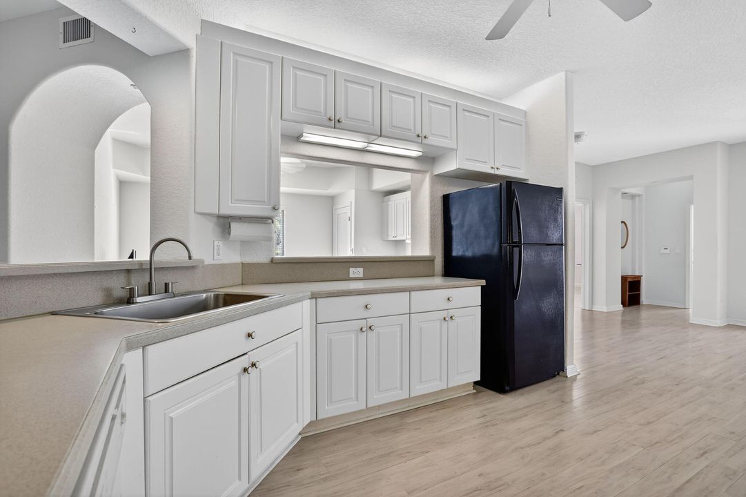 合同活跃: $299,000 (2 贝兹, 2 浴室, 1986 平方英尺)