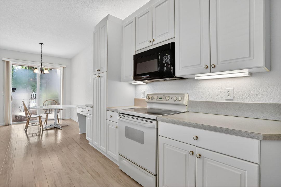 合同活跃: $299,000 (2 贝兹, 2 浴室, 1986 平方英尺)