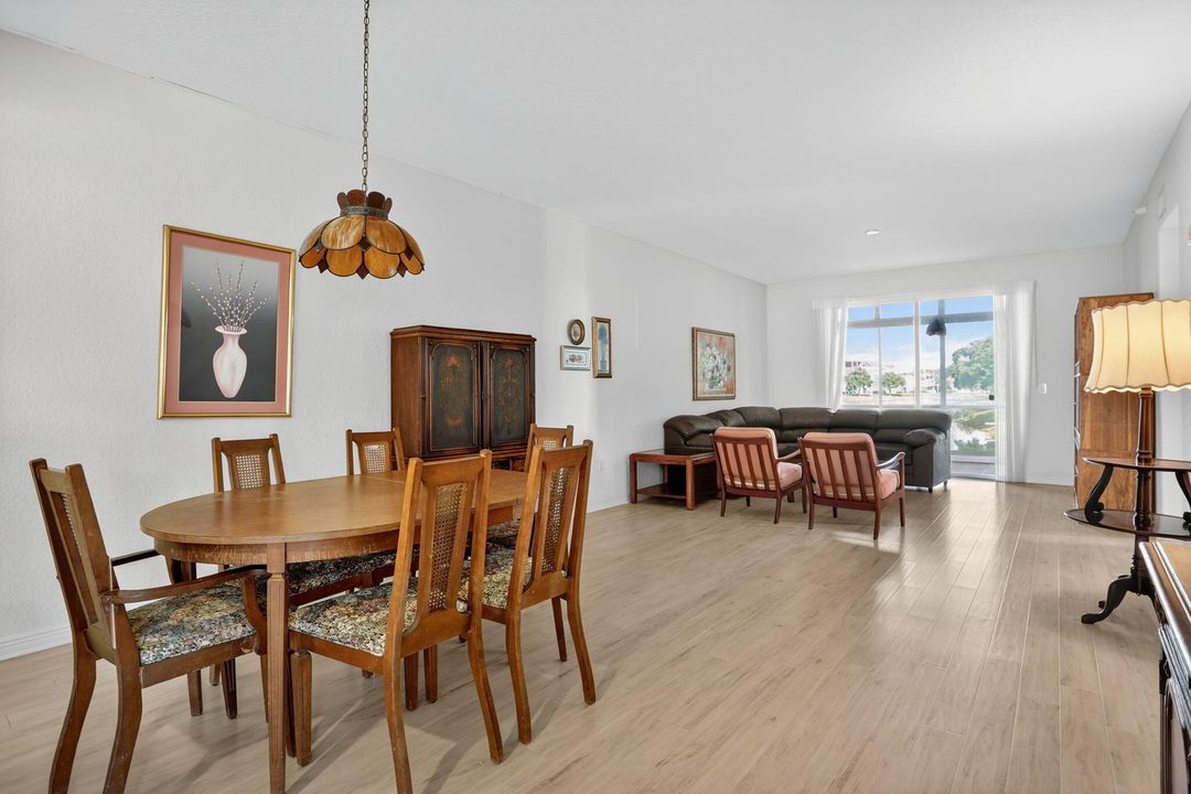 合同活跃: $299,000 (2 贝兹, 2 浴室, 1986 平方英尺)