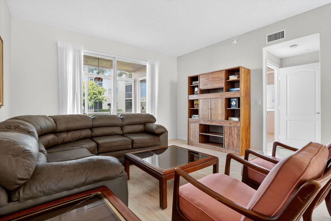 合同活跃: $299,000 (2 贝兹, 2 浴室, 1986 平方英尺)