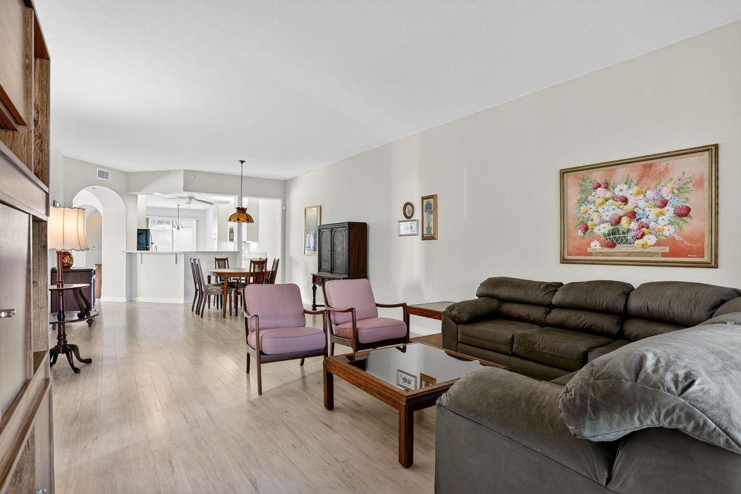 合同活跃: $299,000 (2 贝兹, 2 浴室, 1986 平方英尺)