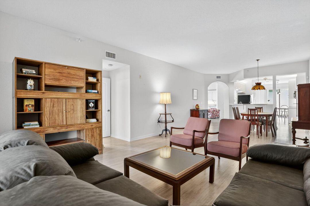 合同活跃: $299,000 (2 贝兹, 2 浴室, 1986 平方英尺)