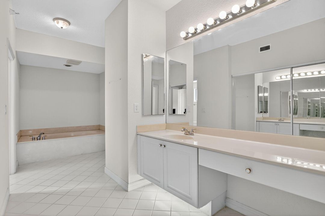 合同活跃: $299,000 (2 贝兹, 2 浴室, 1986 平方英尺)