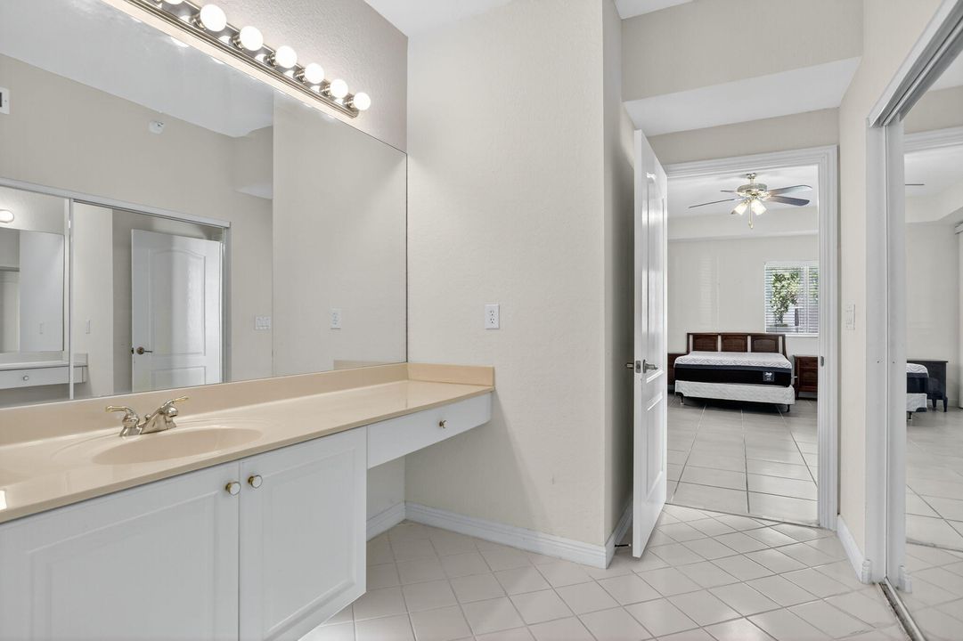 合同活跃: $299,000 (2 贝兹, 2 浴室, 1986 平方英尺)