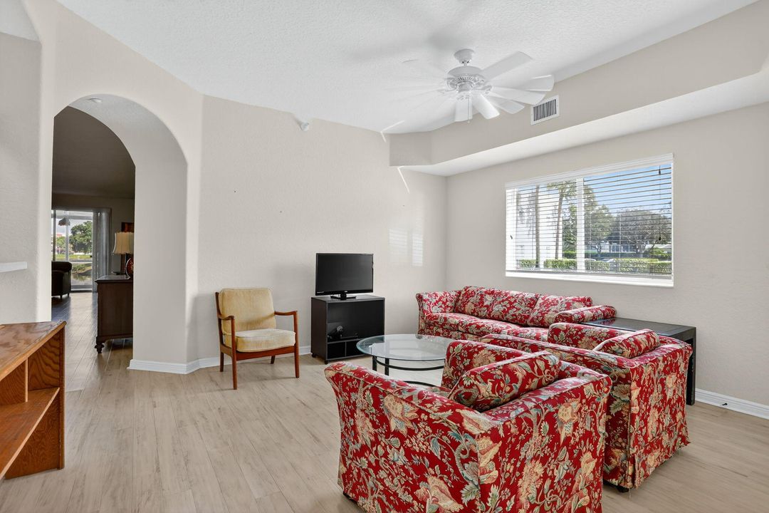 合同活跃: $299,000 (2 贝兹, 2 浴室, 1986 平方英尺)