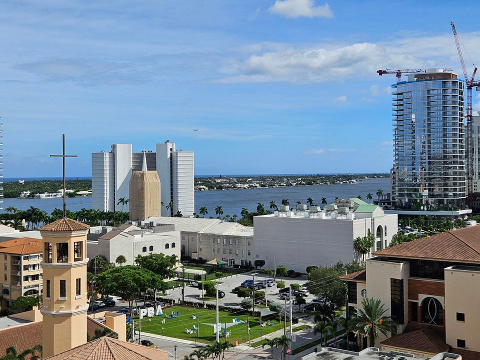 合同活跃: $948,000 (2 贝兹, 2 浴室, 1333 平方英尺)