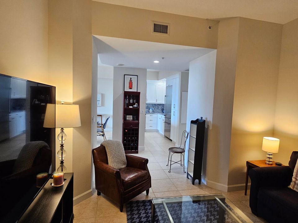 合同活跃: $948,000 (2 贝兹, 2 浴室, 1333 平方英尺)