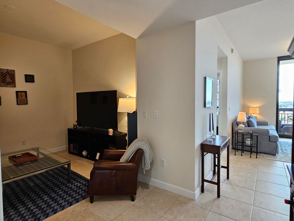 合同活跃: $948,000 (2 贝兹, 2 浴室, 1333 平方英尺)