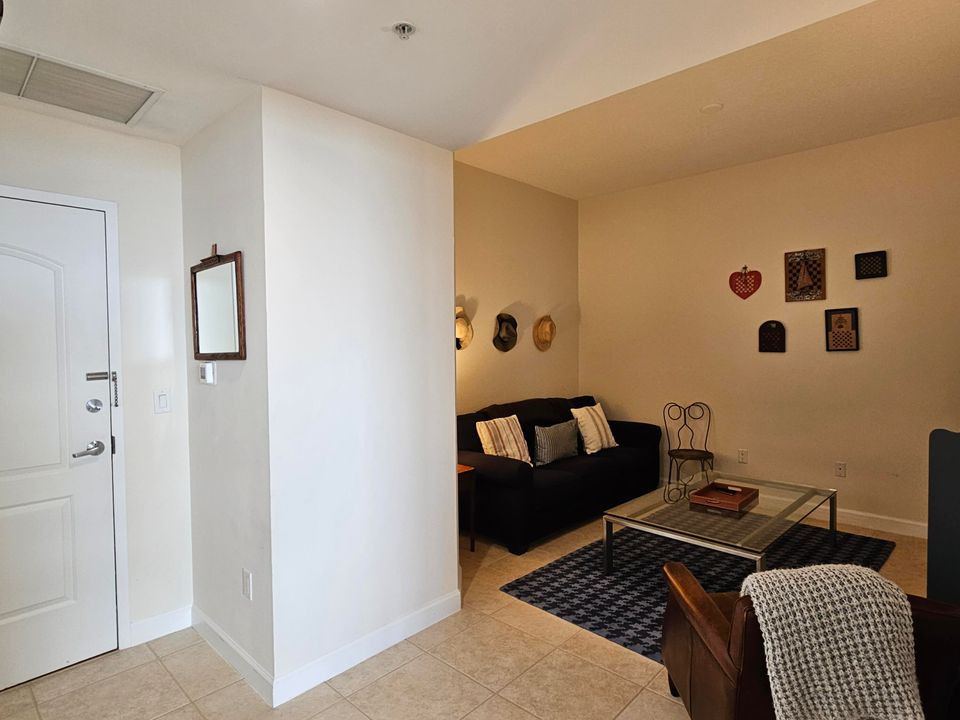 合同活跃: $948,000 (2 贝兹, 2 浴室, 1333 平方英尺)