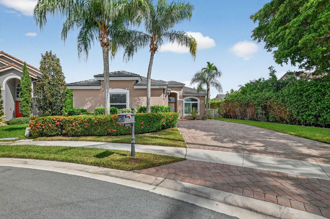 Recently Sold: $794,900 (3 beds, 2 baths, 1899 Square Feet)