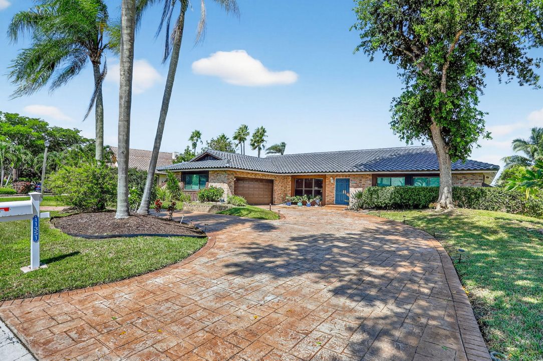 For Sale: $920,000 (4 beds, 2 baths, 2888 Square Feet)