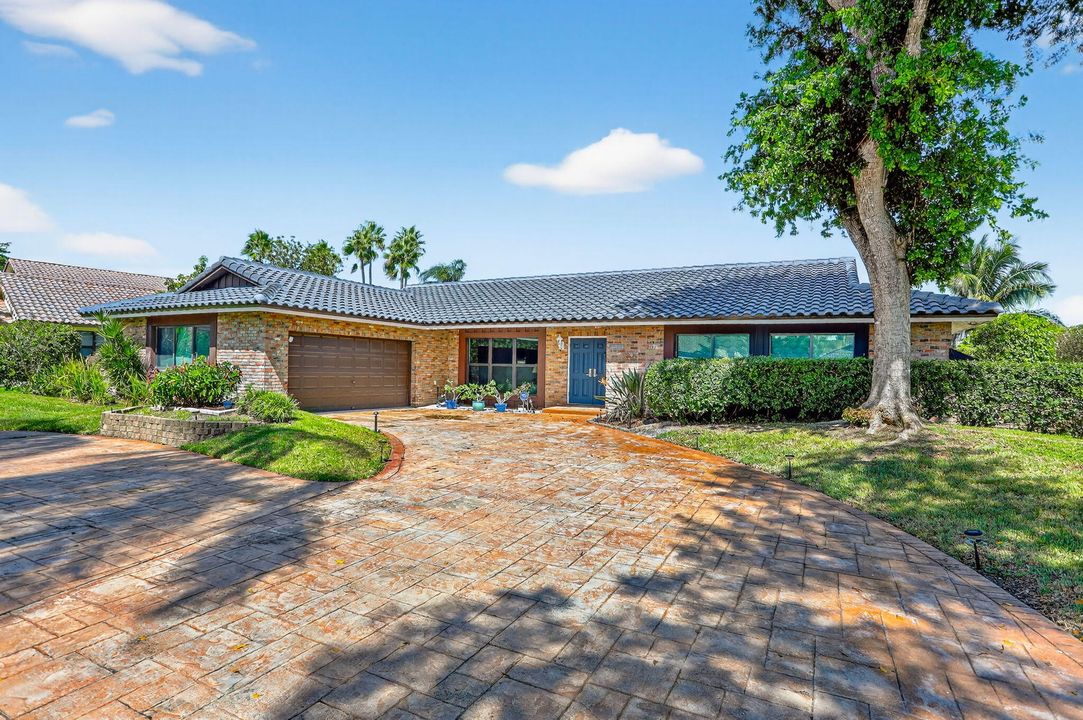 For Sale: $920,000 (4 beds, 2 baths, 2888 Square Feet)