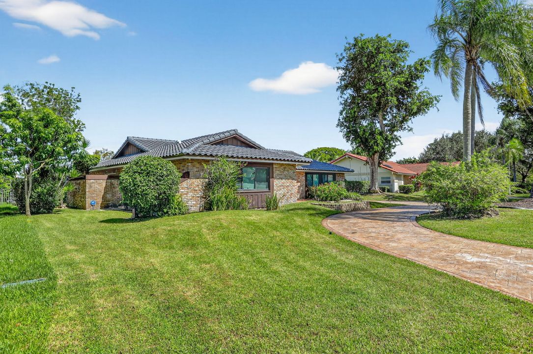 For Sale: $920,000 (4 beds, 2 baths, 2888 Square Feet)