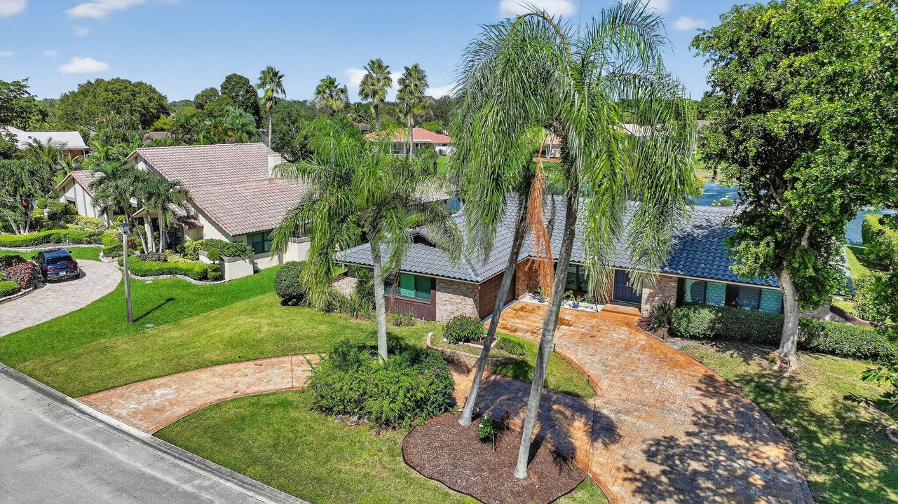 For Sale: $920,000 (4 beds, 2 baths, 2888 Square Feet)