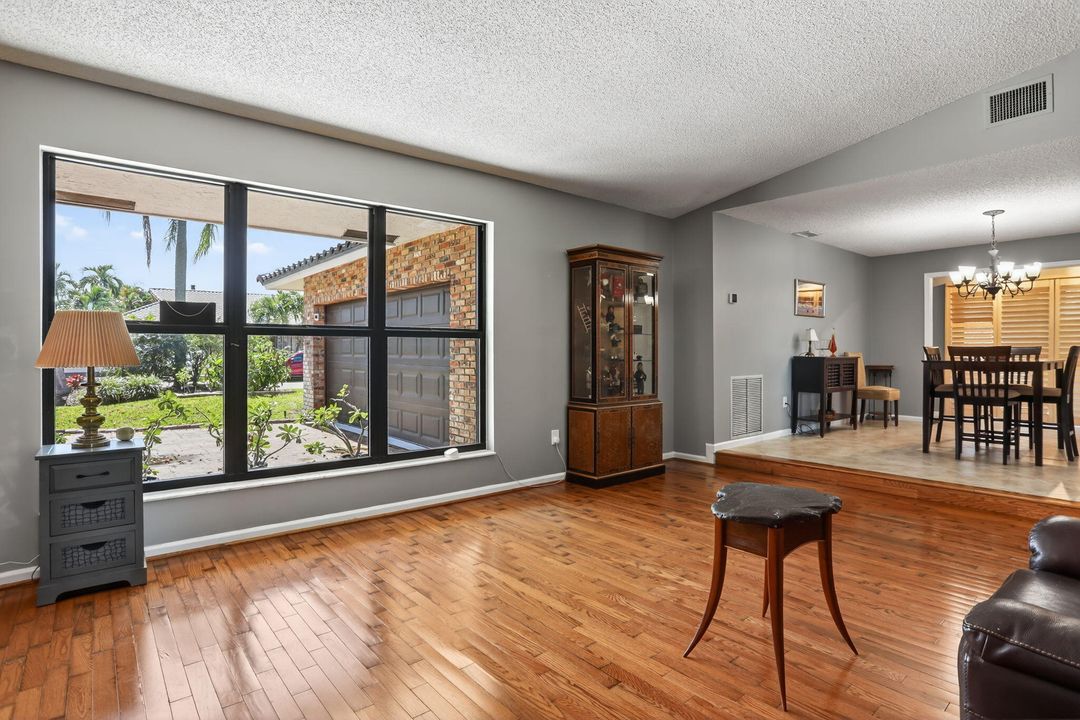 For Sale: $920,000 (4 beds, 2 baths, 2888 Square Feet)