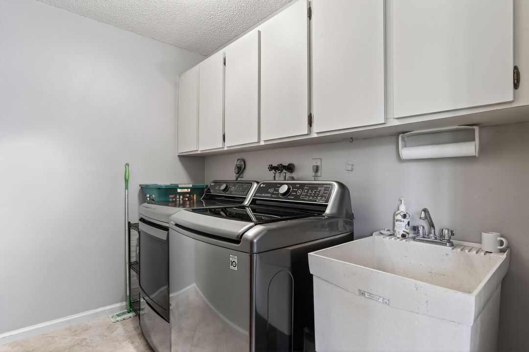 For Sale: $920,000 (4 beds, 2 baths, 2888 Square Feet)