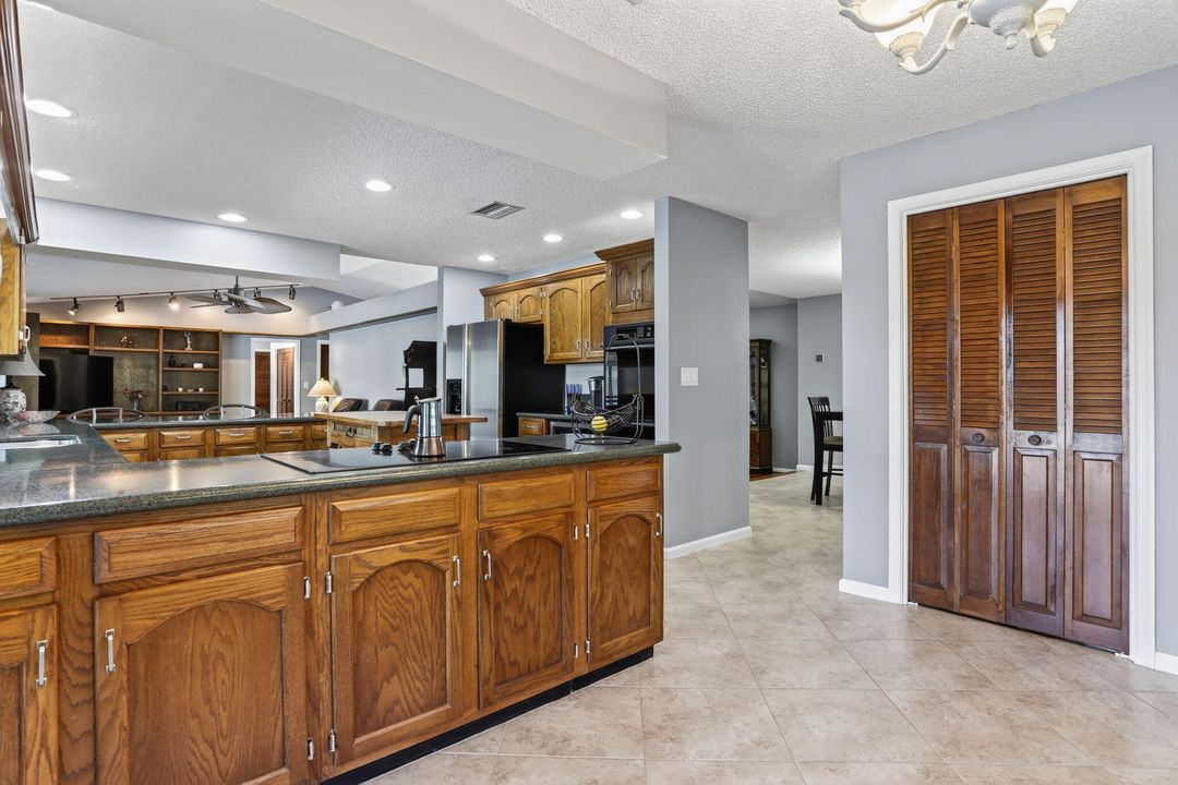 For Sale: $920,000 (4 beds, 2 baths, 2888 Square Feet)