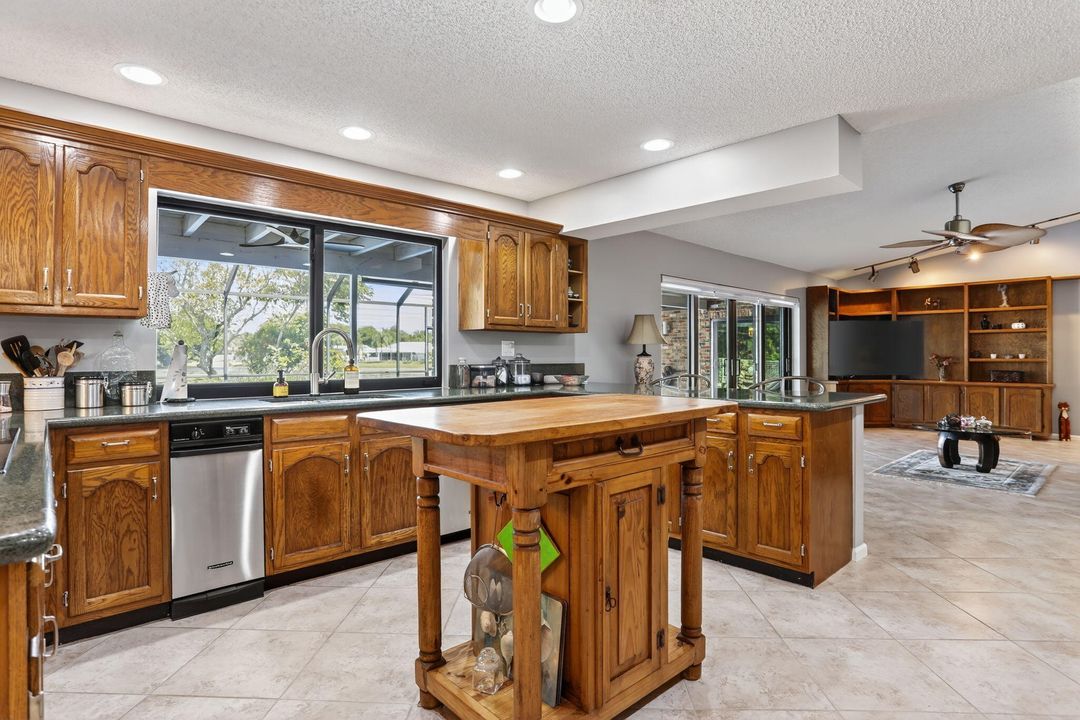 For Sale: $920,000 (4 beds, 2 baths, 2888 Square Feet)