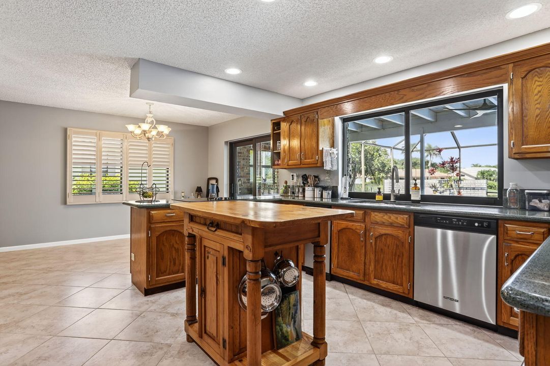 For Sale: $920,000 (4 beds, 2 baths, 2888 Square Feet)