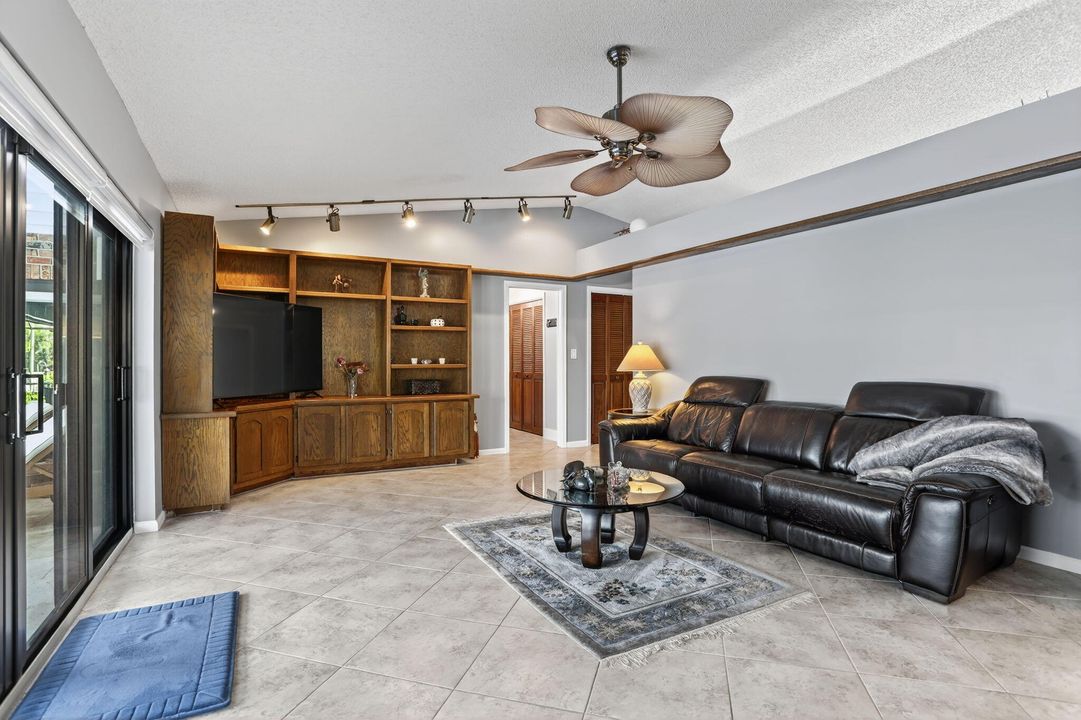 For Sale: $920,000 (4 beds, 2 baths, 2888 Square Feet)