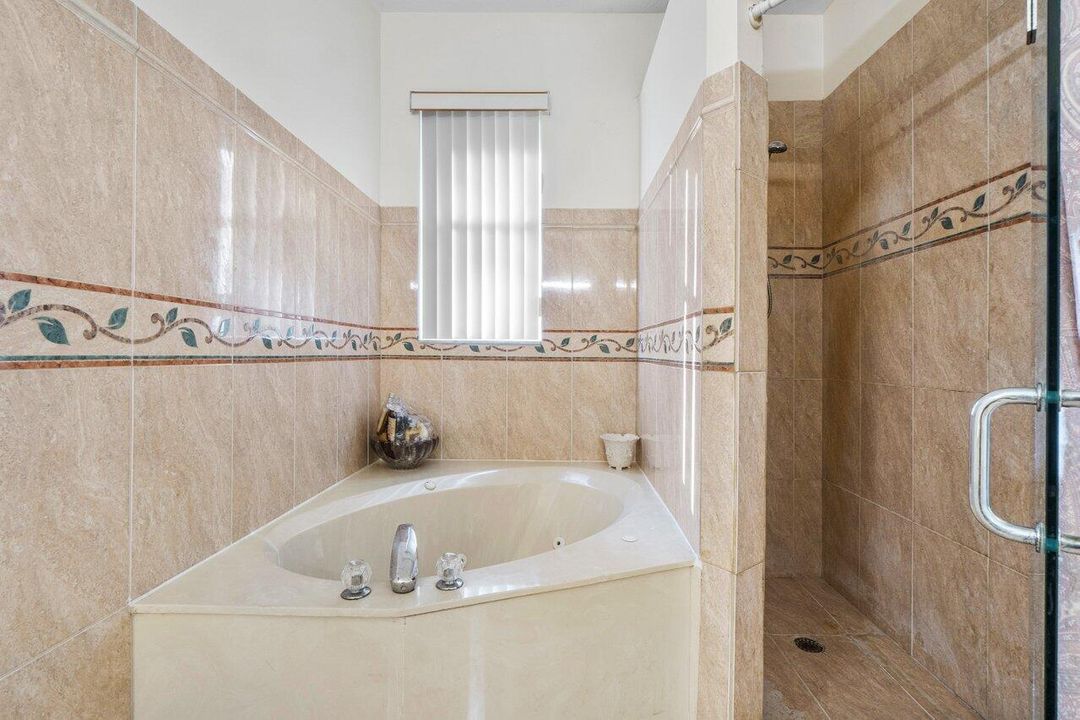 合同活跃: $659,900 (3 贝兹, 2 浴室, 2546 平方英尺)