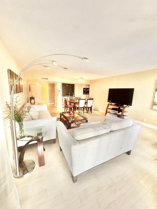 Под контрактом: $7,100 (2 спален, 2 ванн, 1452 Квадратных фут)