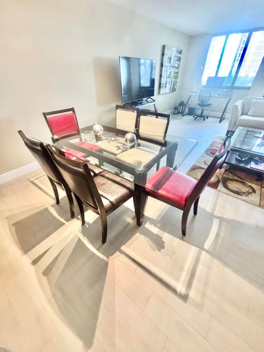 Под контрактом: $7,100 (2 спален, 2 ванн, 1452 Квадратных фут)