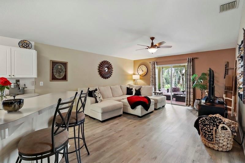 На продажу: $410,000 (4 спален, 2 ванн, 1942 Квадратных фут)