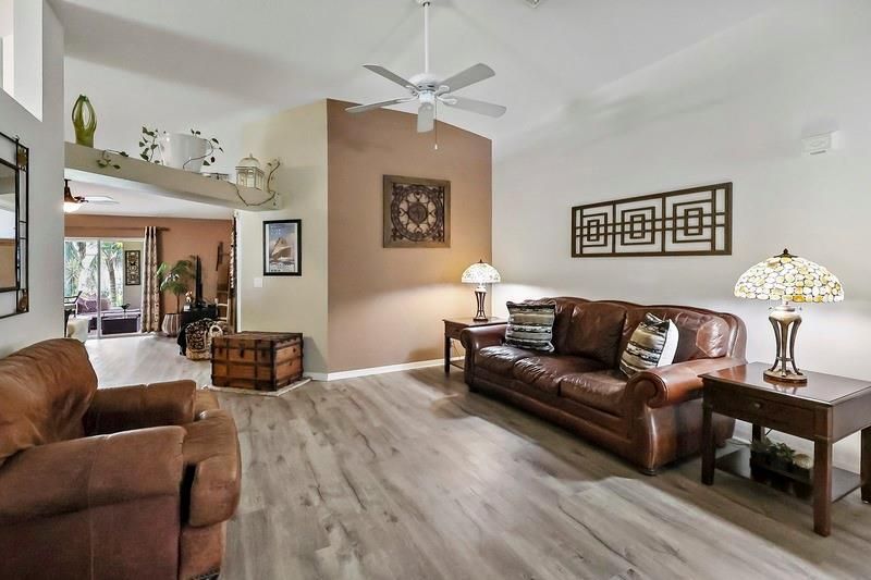 На продажу: $410,000 (4 спален, 2 ванн, 1942 Квадратных фут)