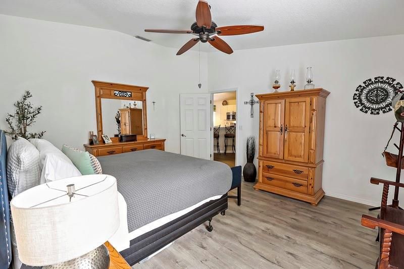 На продажу: $410,000 (4 спален, 2 ванн, 1942 Квадратных фут)