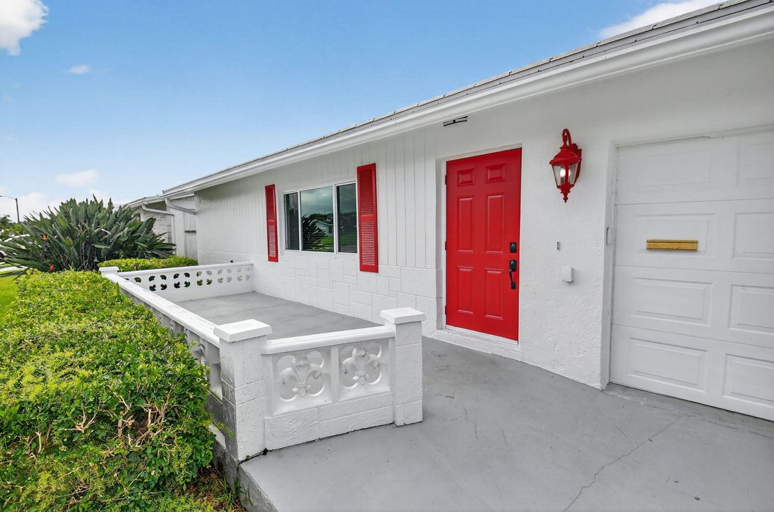 Active With Contract: $299,999 (2 beds, 2 baths, 1364 Square Feet)