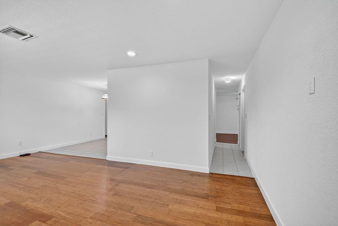 Active With Contract: $299,999 (2 beds, 2 baths, 1364 Square Feet)