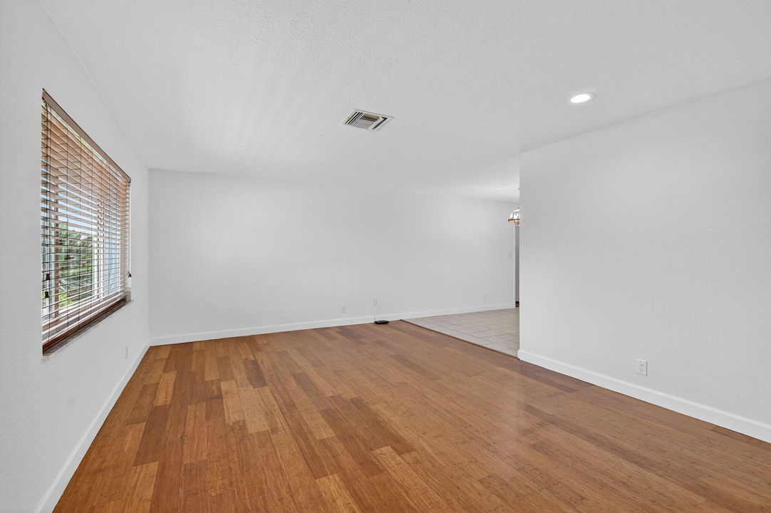 Active With Contract: $299,999 (2 beds, 2 baths, 1364 Square Feet)