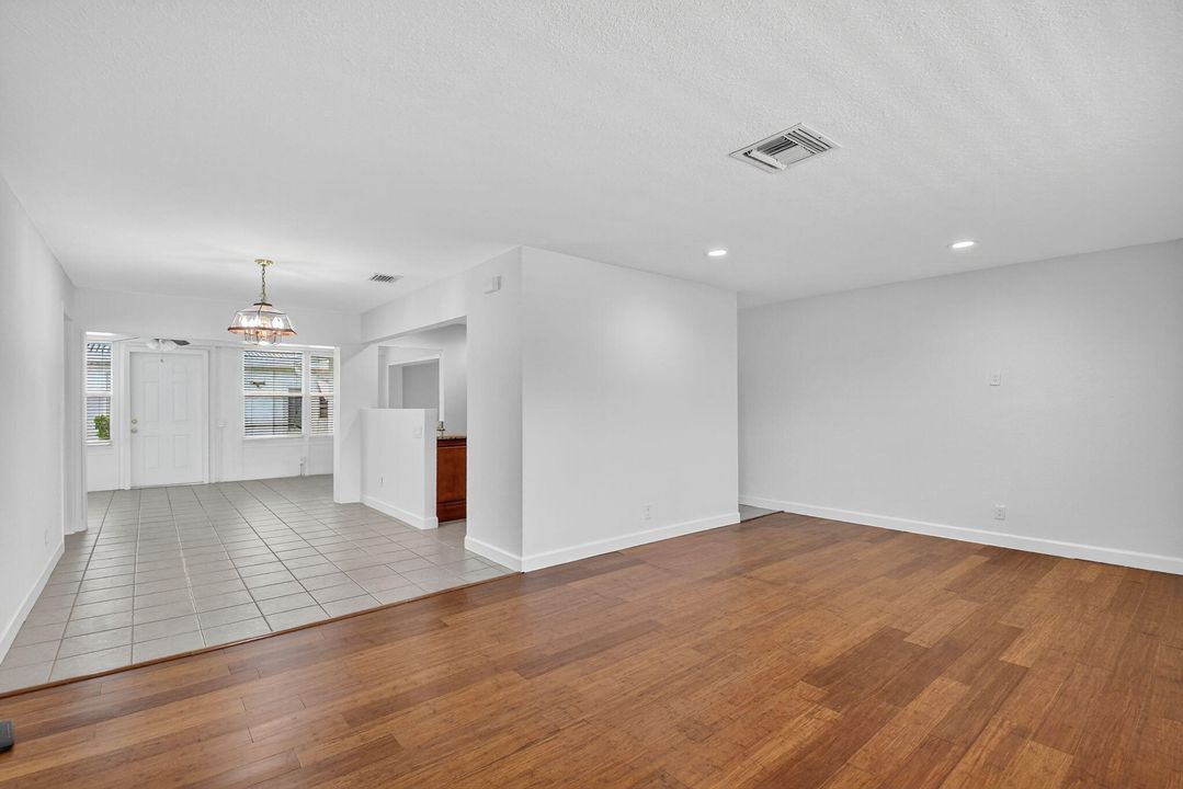 Active With Contract: $299,999 (2 beds, 2 baths, 1364 Square Feet)