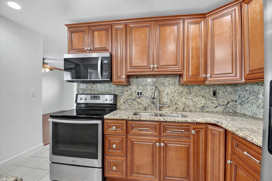 Active With Contract: $299,999 (2 beds, 2 baths, 1364 Square Feet)